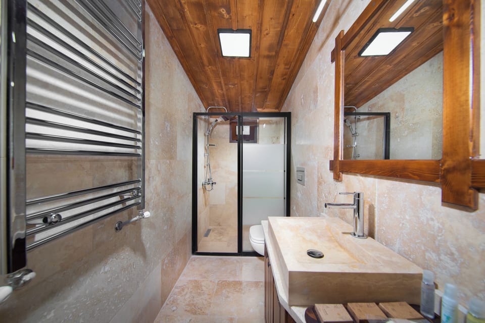 Deluxe Suite, Mountain View | Bathroom | Hair dryer, slippers, towels, soap