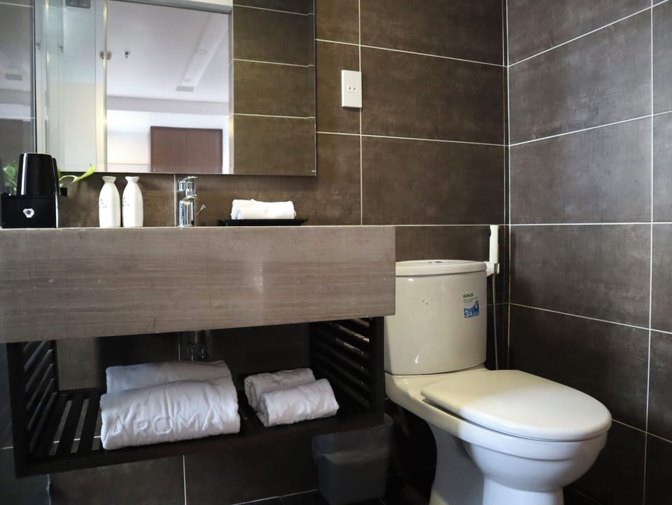 Executive Double or Twin Room, City View | Bathroom | Hair dryer, slippers, bidet, towels