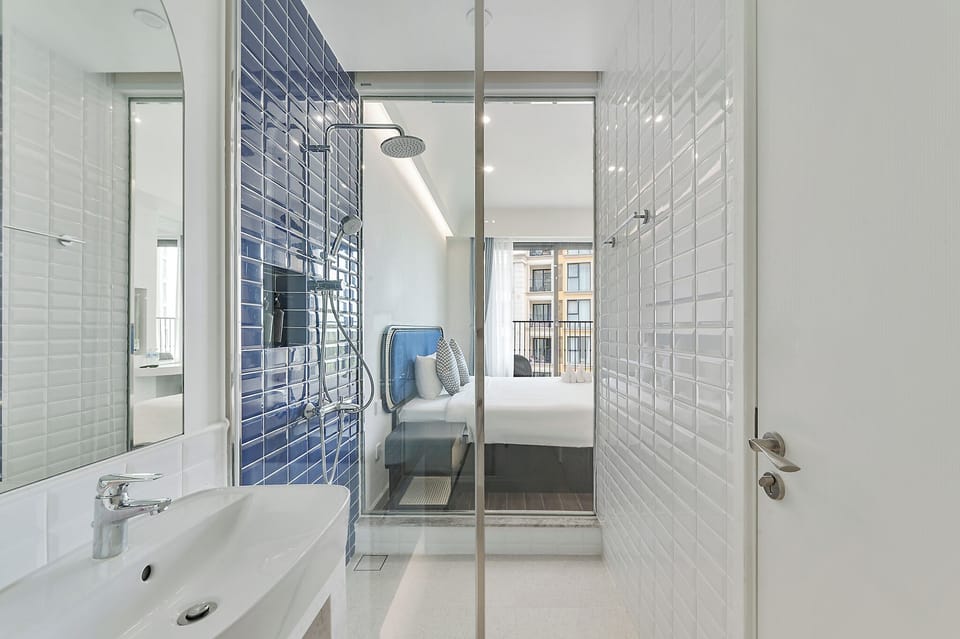 Shower, hydromassage showerhead, towels