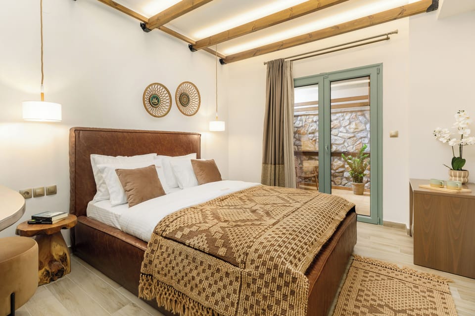 Deluxe Suite | 1 bedroom, blackout drapes, soundproofing, iron/ironing board