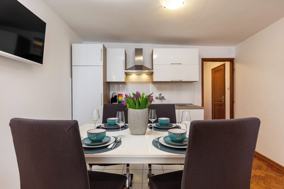 Full-size fridge, microwave, oven, stovetop