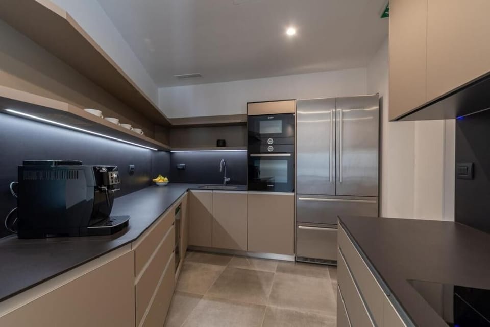 Villa, 6 Bedrooms | Private kitchen | Full-size fridge, oven, stovetop, dishwasher