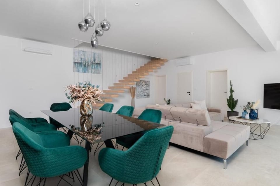 Apartment, 4 Bedrooms | Dining room