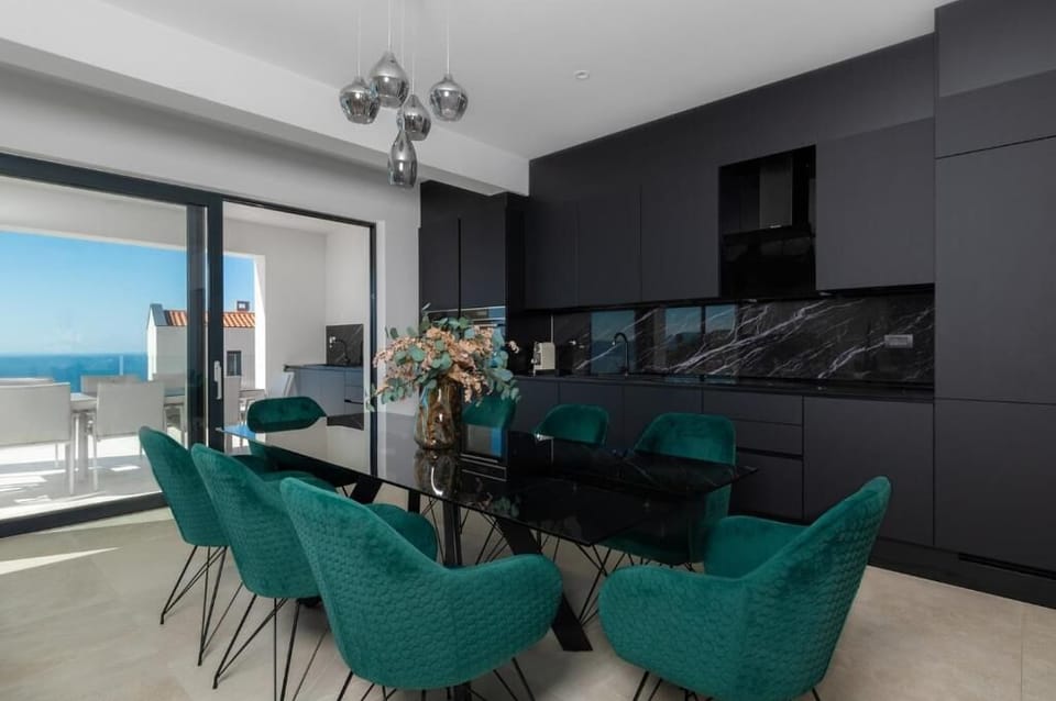 Apartment, 4 Bedrooms | Dining room