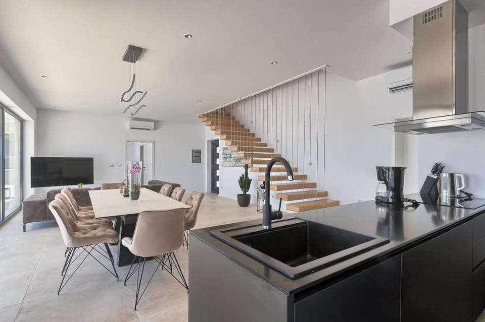 Villa, 4 Bedrooms | Private kitchen | Full-size fridge, microwave, oven, stovetop