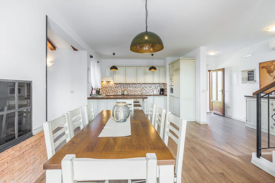 Villa, 4 Bedrooms | Dining room