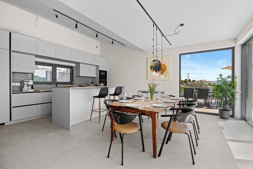 Villa, 4 Bedrooms | Dining room