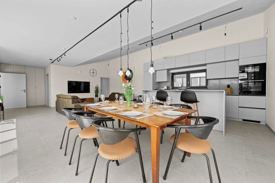 Villa, 4 Bedrooms | Dining room
