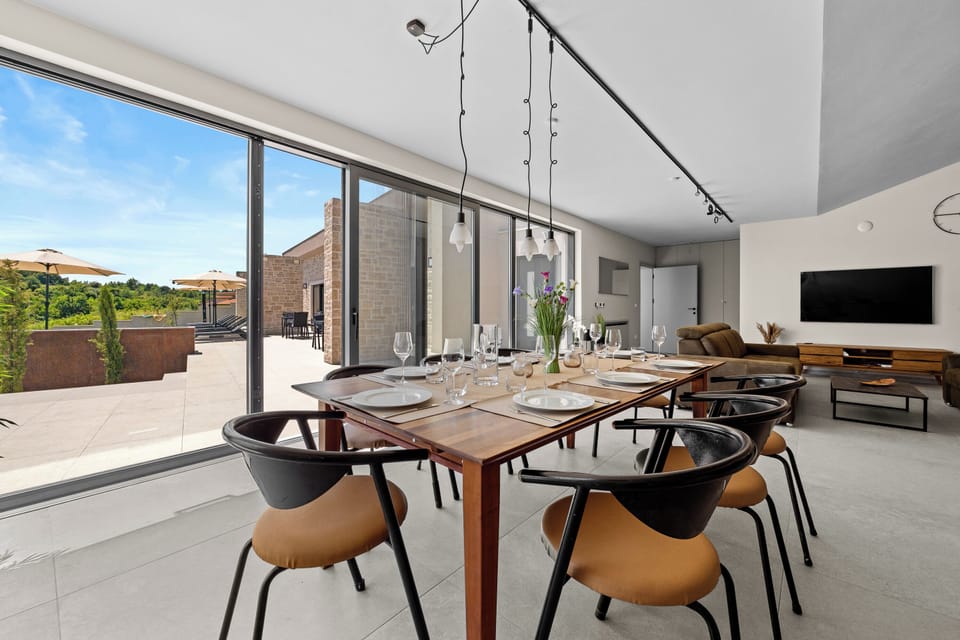 Villa, 4 Bedrooms | Dining room
