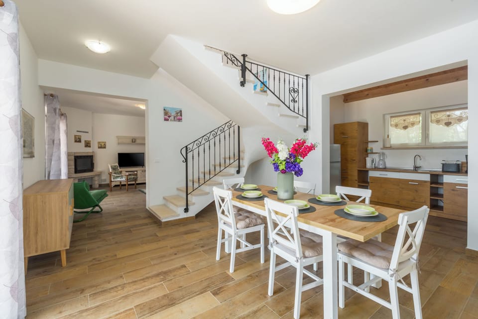 Villa, 1 Bedroom | Dining room
