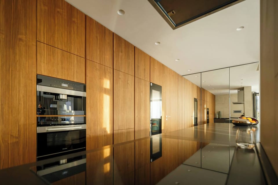 Full-size fridge, microwave, oven, stovetop