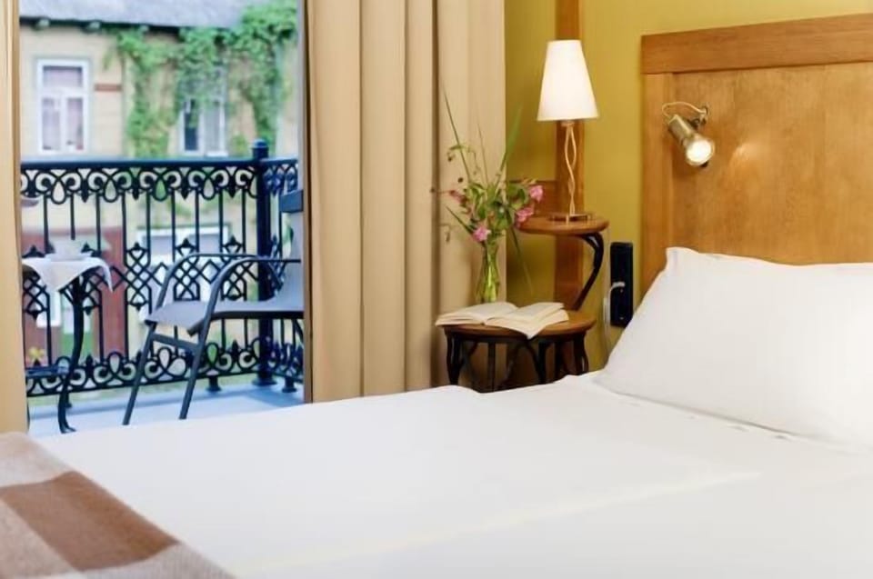 Minibar, desk, soundproofing, free WiFi