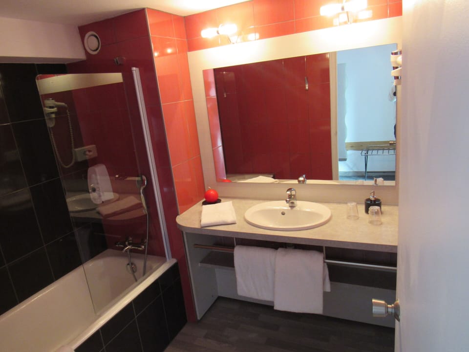 Bathroom | Rainfall showerhead, hair dryer, towels