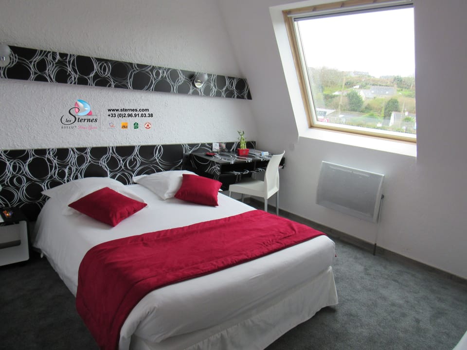 Premium bedding, desk, blackout drapes, soundproofing