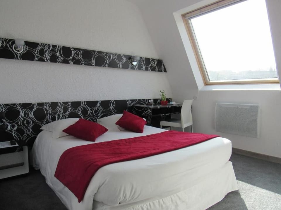 Premium bedding, desk, blackout drapes, soundproofing