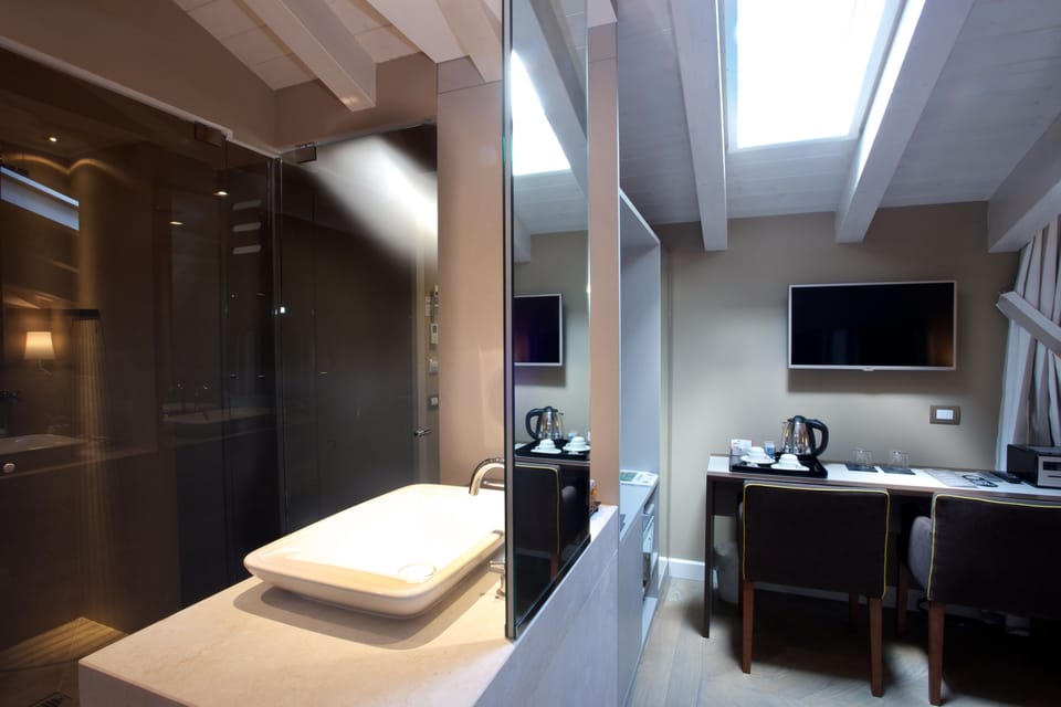 Superior Double or Twin Room | Bathroom | Shower, free toiletries, hair dryer, bidet