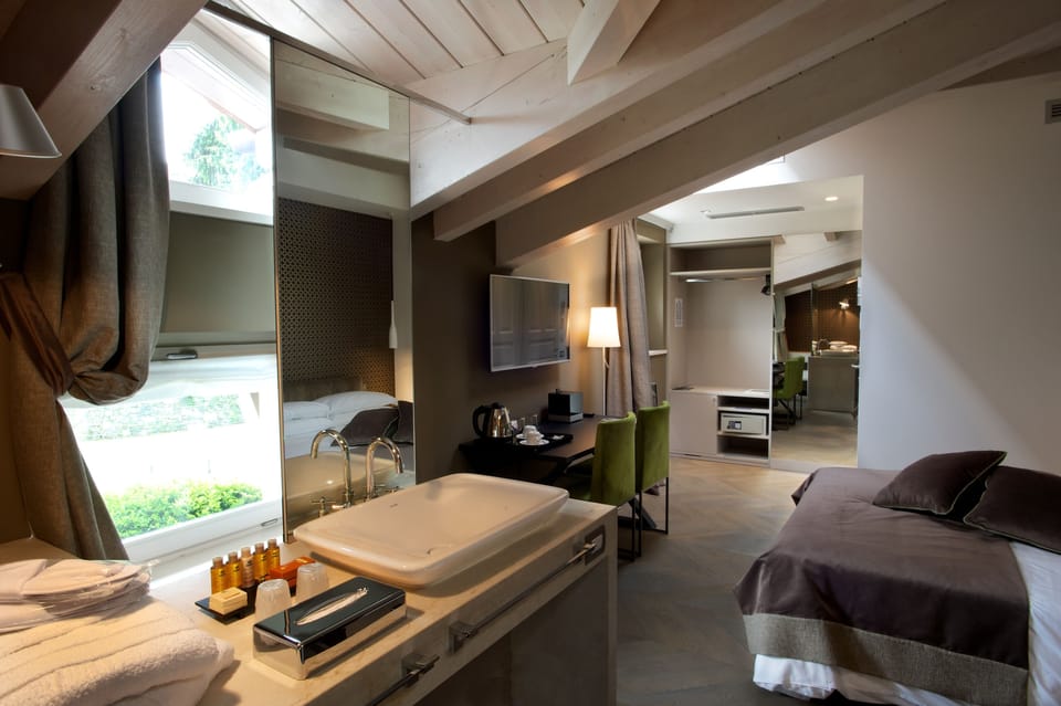 Deluxe Room | Premium bedding, minibar, in-room safe, desk