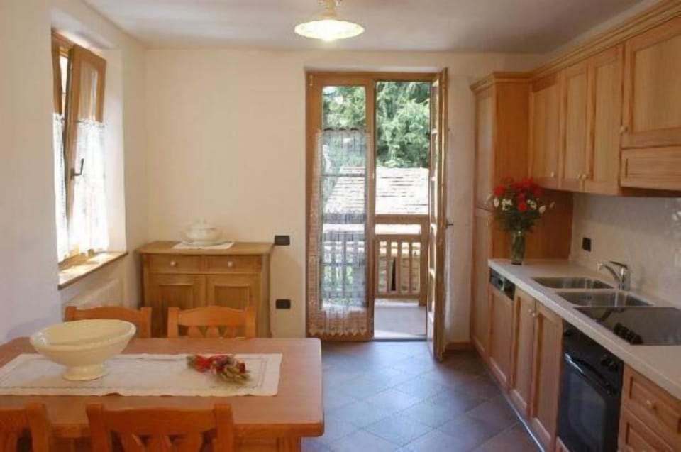 Full-size fridge, microwave, dishwasher, coffee/tea maker
