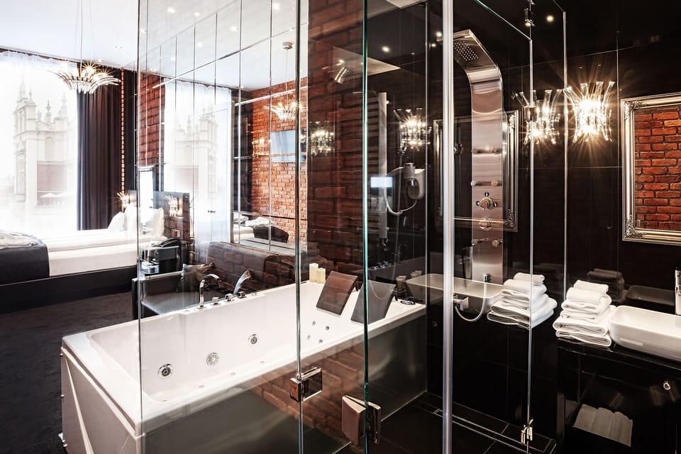 Junior Suite, Jetted Tub, City View | Bathroom | Designer toiletries, hair dryer, slippers, towels
