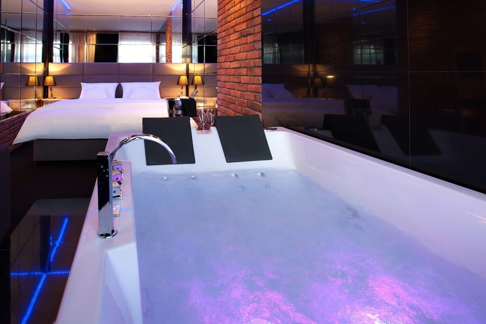 Junior Suite, Jetted Tub, City View | Private spa tub