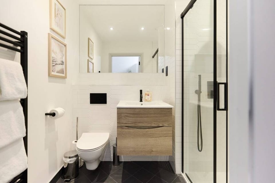 The South Wimbledon Escape - Lovely 3bdr With Balcony Apartment in London