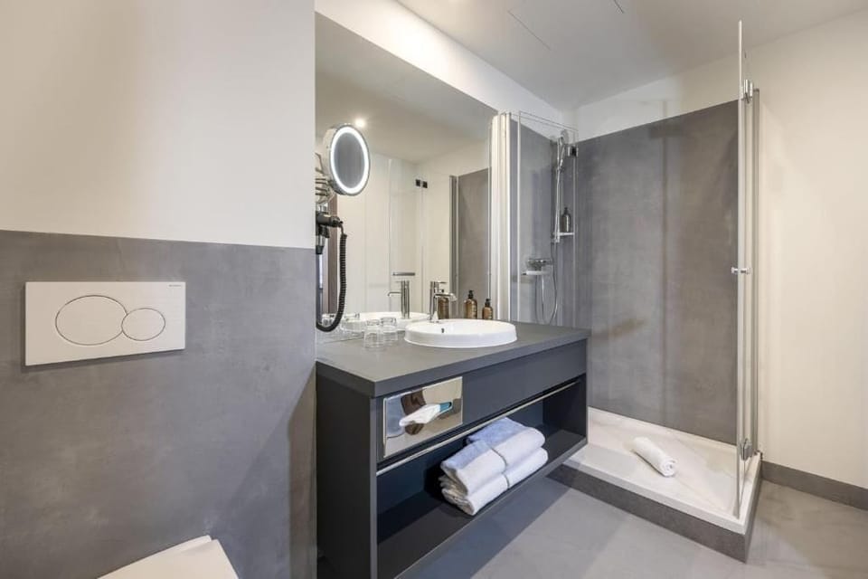 Comfort Quadruple Room, Courtyard View | Bathroom