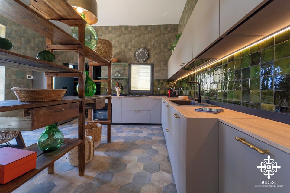 Design Apartment, Bay View | Private kitchen | Electric kettle, toaster