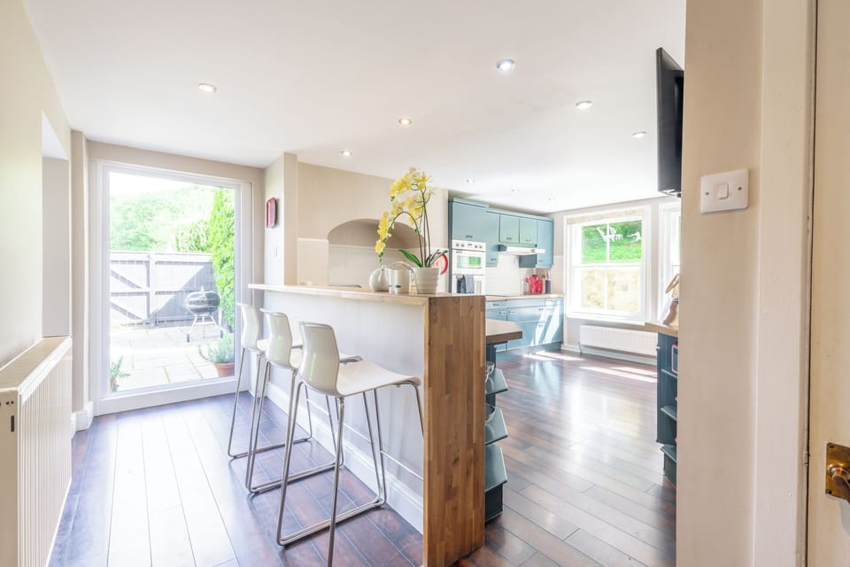 Coffee/tea maker, paper towels