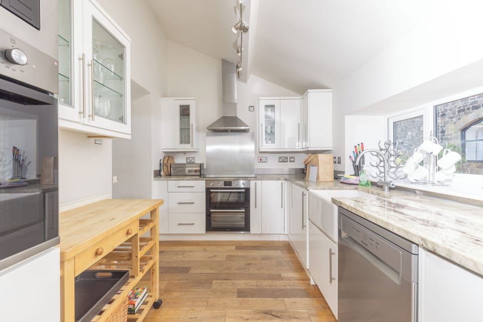 Cottage, Garden View | Private kitchen | Microwave, electric kettle, paper towels