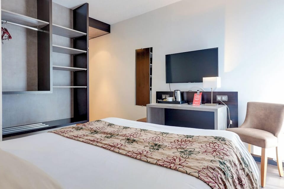 Comfort Double Room | In-room safe, desk, blackout drapes, iron/ironing board