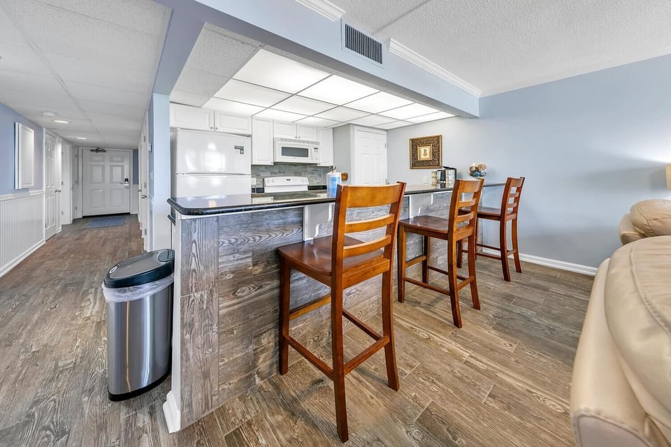 Condo, Multiple Beds (Edgewater Tower 1-105) | Private kitchen | Oven, toaster
