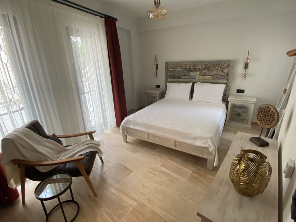Deluxe Room | Minibar, in-room safe, desk, soundproofing