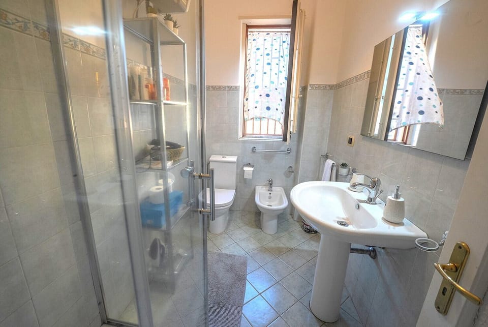 Comfort Apartment, 3 Bedrooms, Non Smoking, Balcony | Bathroom | Free toiletries, hair dryer, bathrobes, bidet