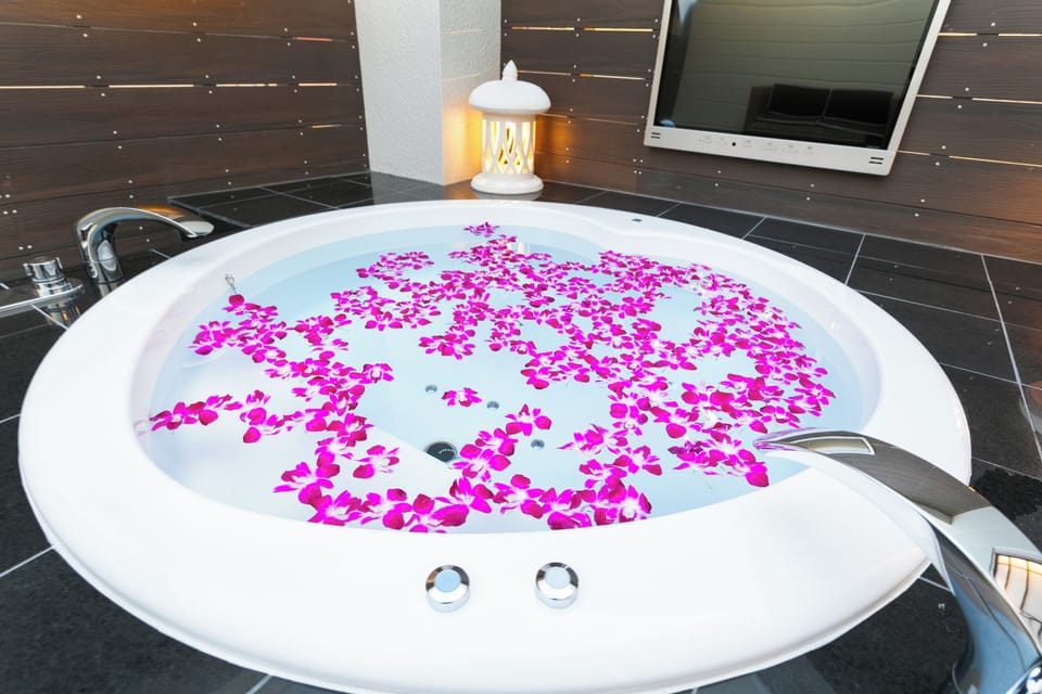 Royal Room | Bathroom | Free toiletries, hair dryer, bathrobes, slippers