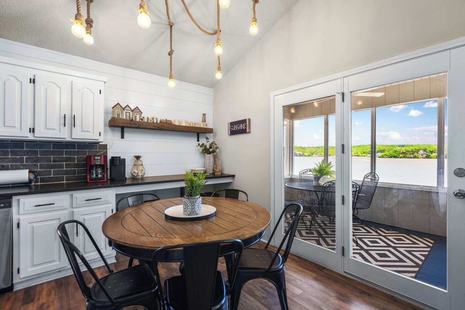 House, Multiple Beds, Patio (Tequila Sunrise) | Dining