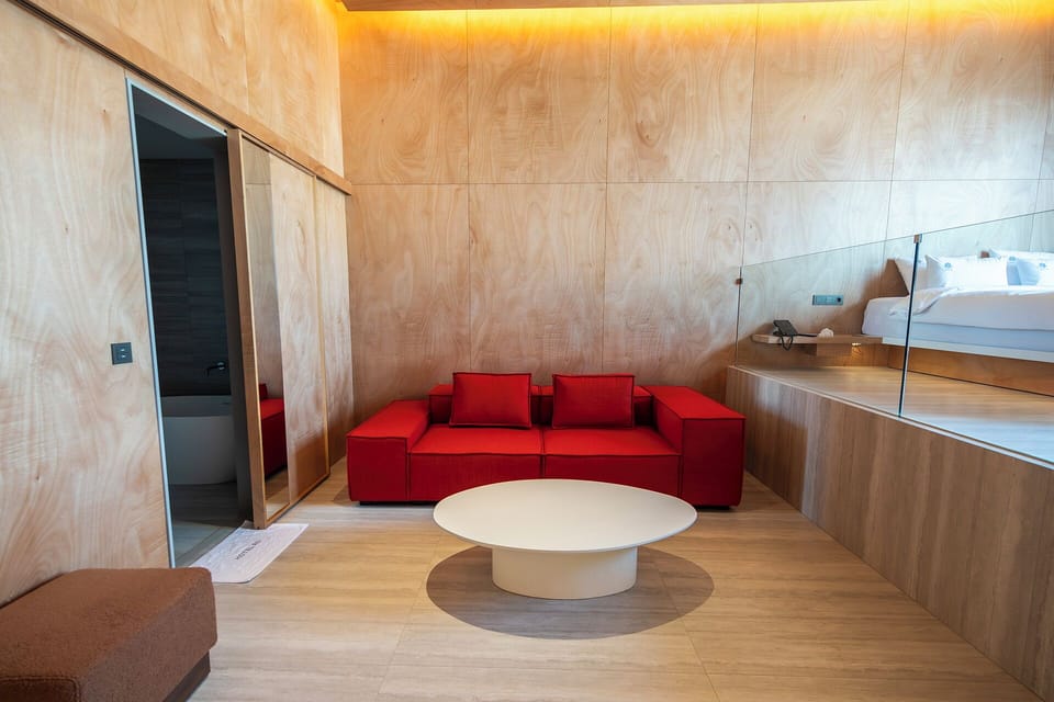AU Suite | Premium bedding, down comforters, free minibar, desk