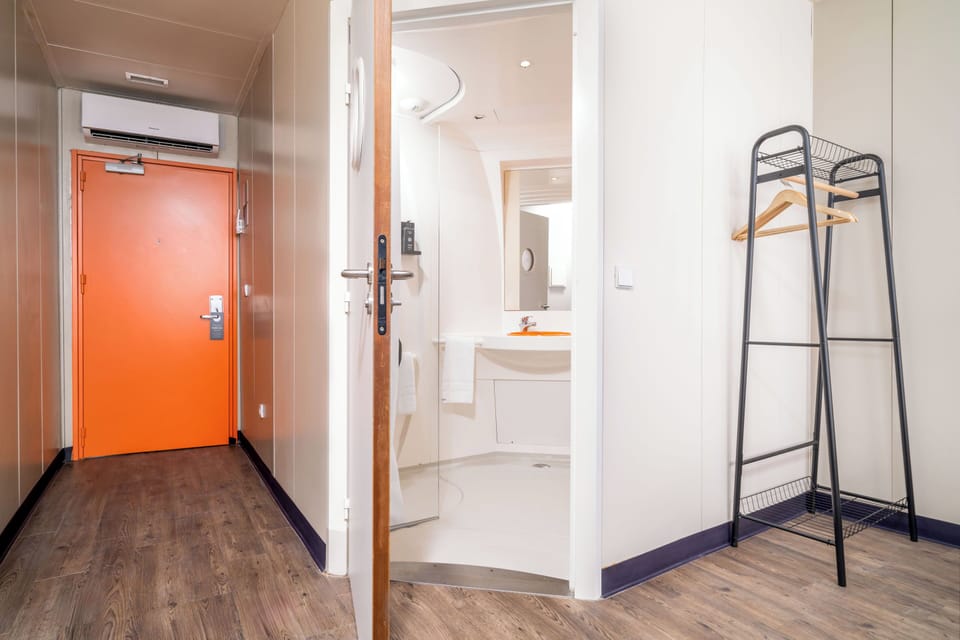 Comfort Twin Room | Bathroom | Shower, eco-friendly toiletries, hair dryer, towels