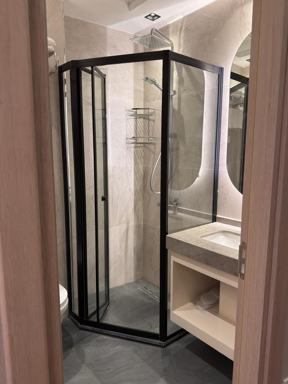 Deluxe Twin Room | Bathroom | Free toiletries, hair dryer, slippers, towels