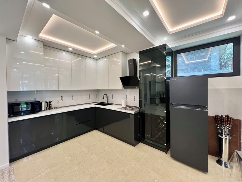 Elite Cottage | Private kitchen | Mini-fridge, coffee/tea maker, electric kettle, dining tables