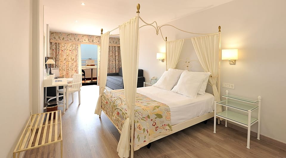 Junior Suite | In-room safe, desk, iron/ironing board, free WiFi