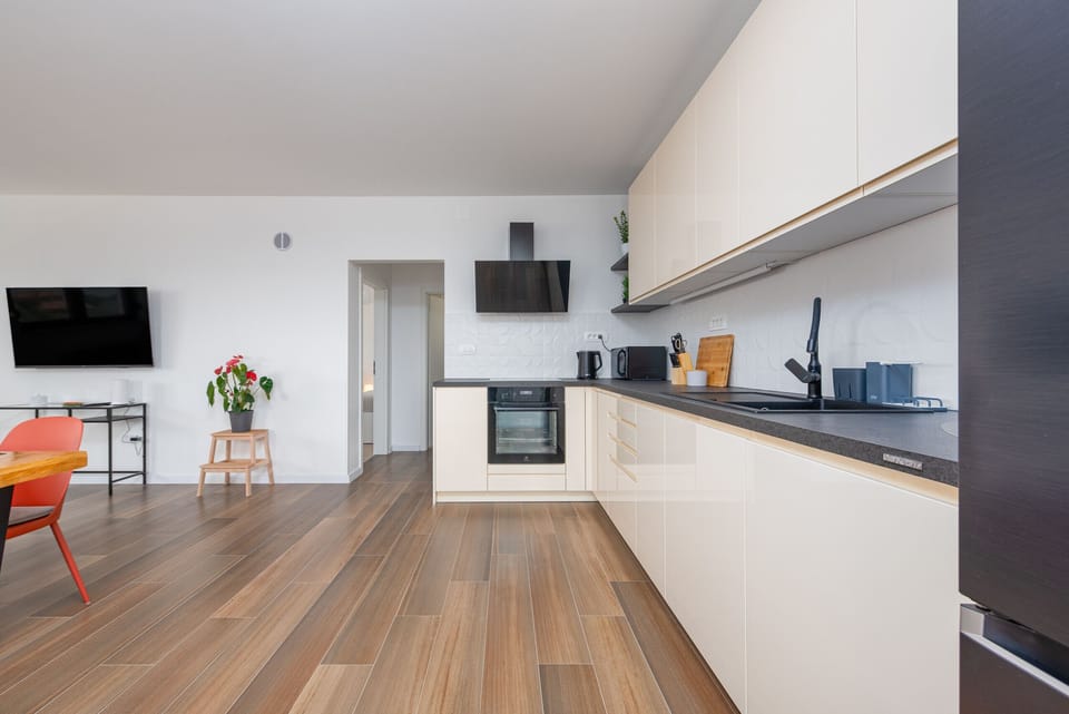 Microwave, oven, dishwasher, coffee/tea maker