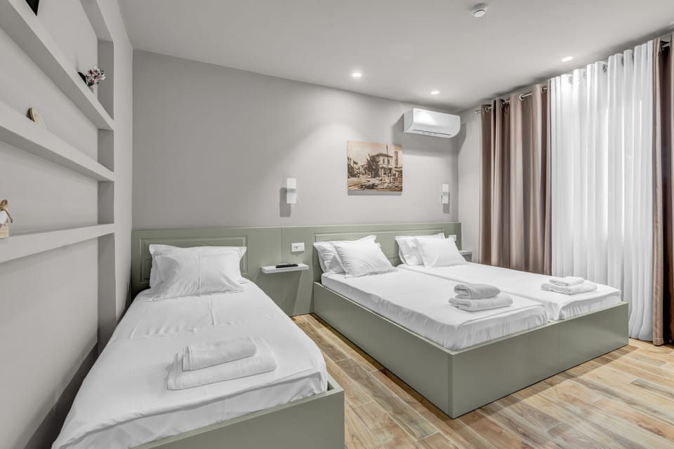 Deluxe Triple Room | Soundproofing, WiFi (free), bed sheets