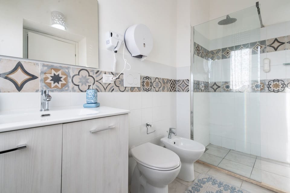 Quadruple Room | Bathroom | Shower, rainfall showerhead, hair dryer, bidet