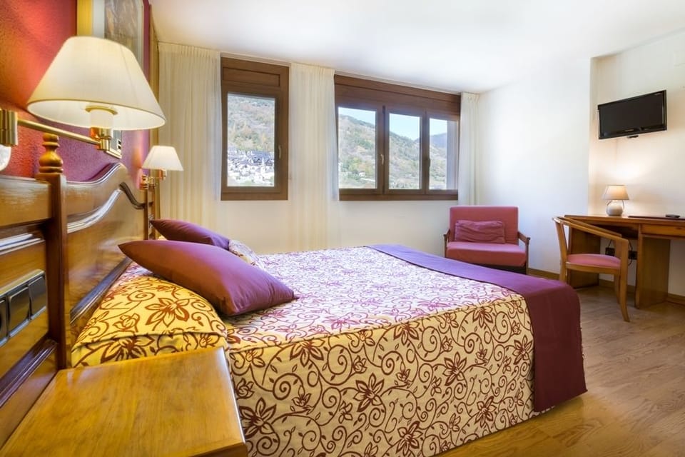 Double Room | In-room safe, desk, free WiFi, bed sheets