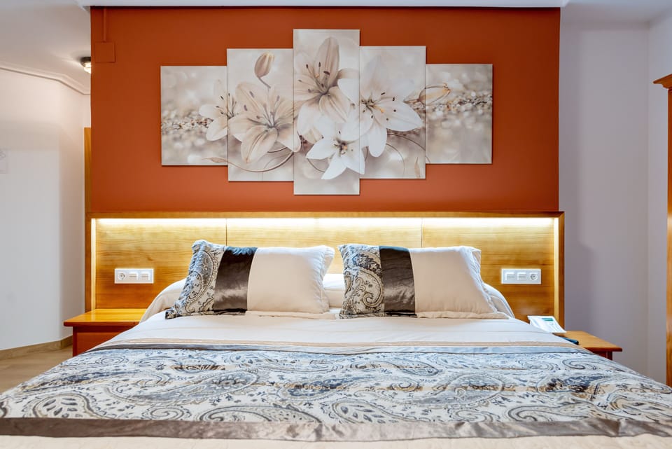 Comfort Suite | Desk, blackout drapes, free WiFi, bed sheets