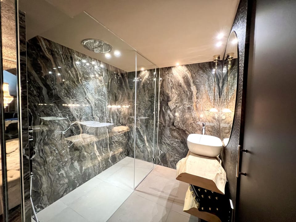 Junior Suite | Bathroom | Free toiletries, hair dryer, towels
