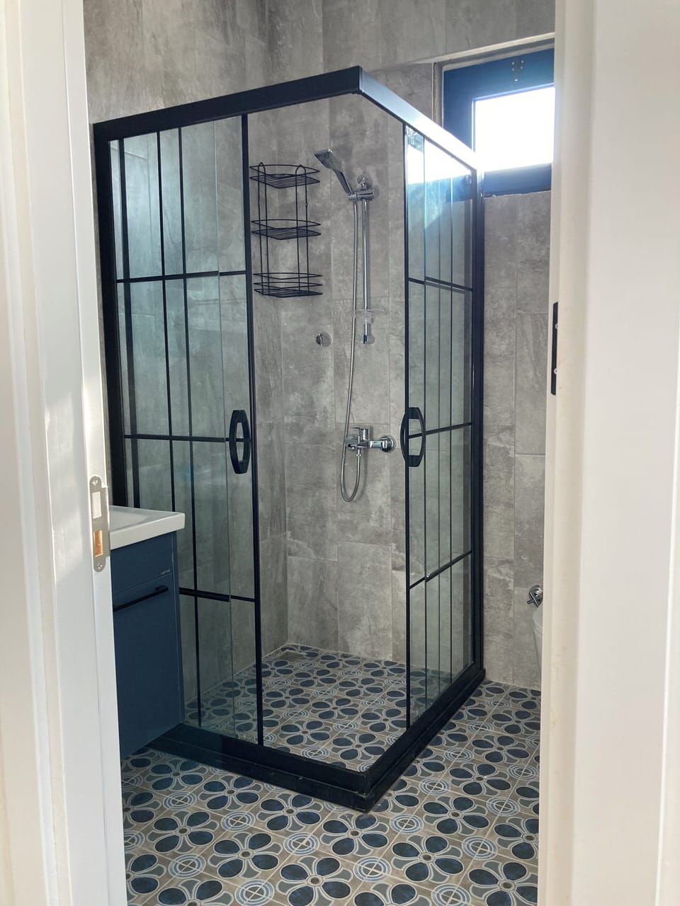 Classic Room | Bathroom | Shower, rainfall showerhead, hair dryer, towels
