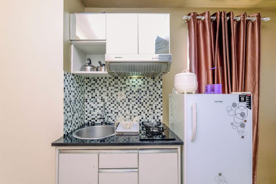 Deluxe Studio | Private kitchen | Full-size fridge, stovetop