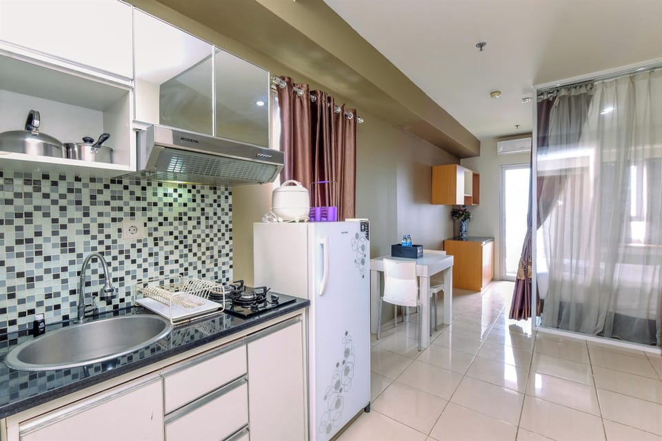 Deluxe Studio | Private kitchen | Full-size fridge, stovetop