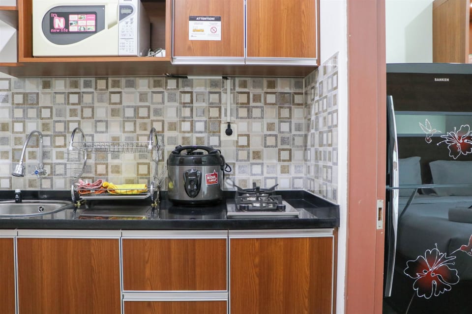 Deluxe Apartment | Private kitchen | Full-size fridge, stovetop, electric kettle